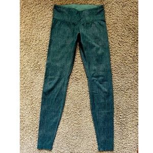 Lululemon green ankle length print leggings 29” inseam, size 6